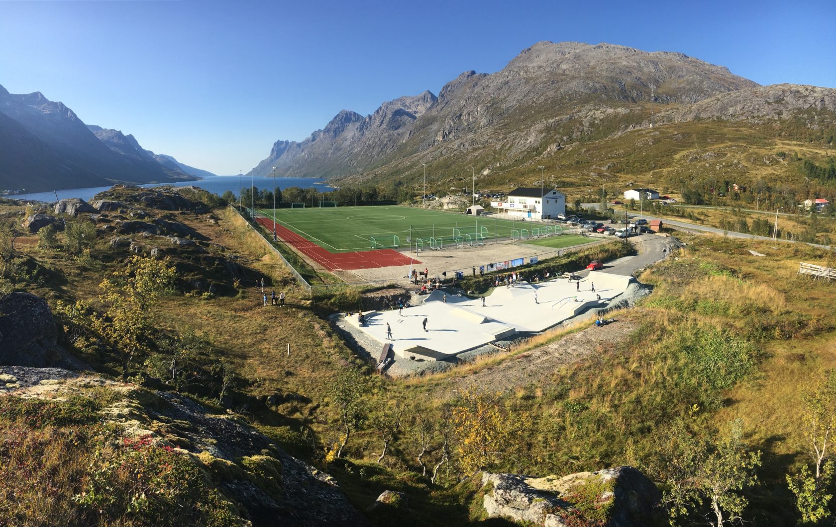 Fjellet man ser i bakgrunnen heter Buren og er et av de mest brukte toppturfjellene i på Kvaløya. Både sommer og vinter. Det arrangeres randonee og splitboard konkurranser her. Foto: Blåmann Skatepark, Facebook