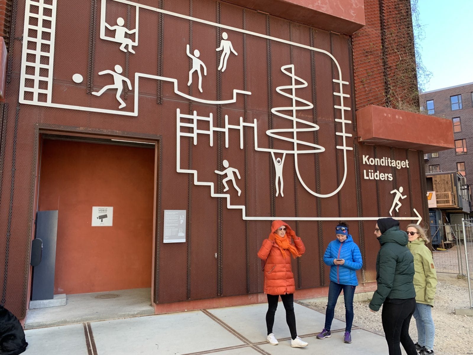 Ved trappen på vei opp til Konditaget Lüders Foto: Tverga