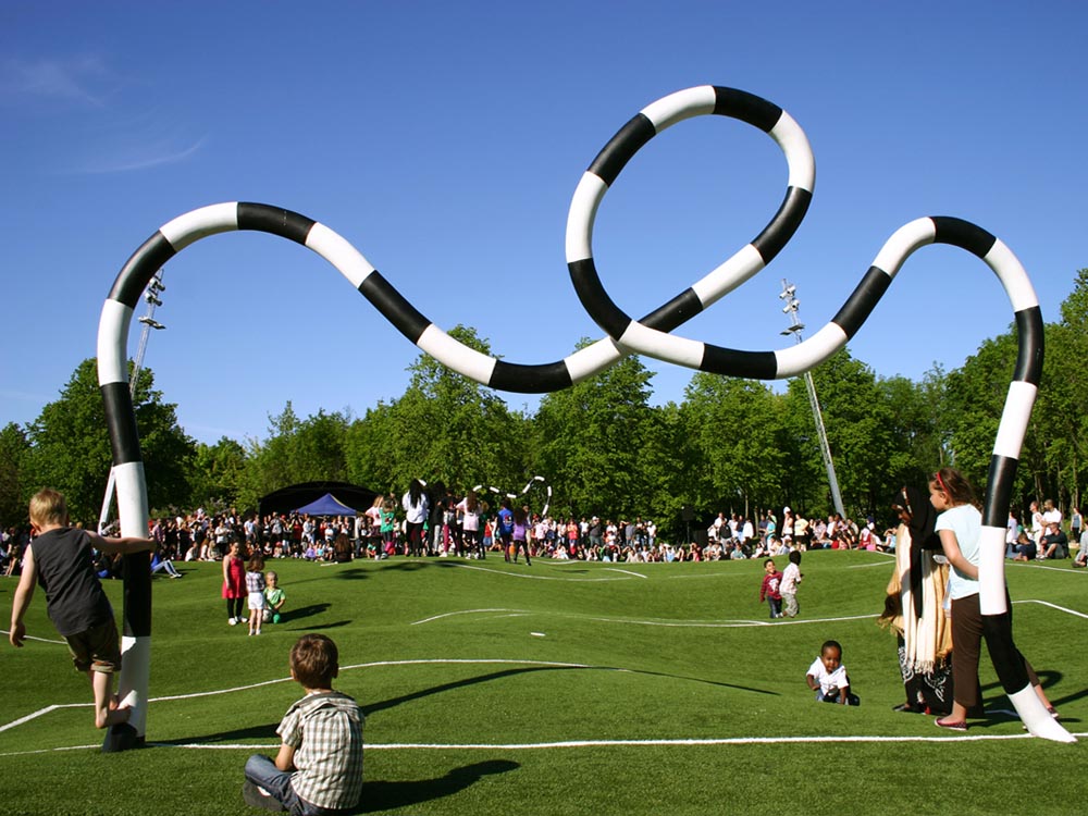 Puckelboll - kunstprosjekt og egenorganisert idrett Foto: ©Emma Jonasson