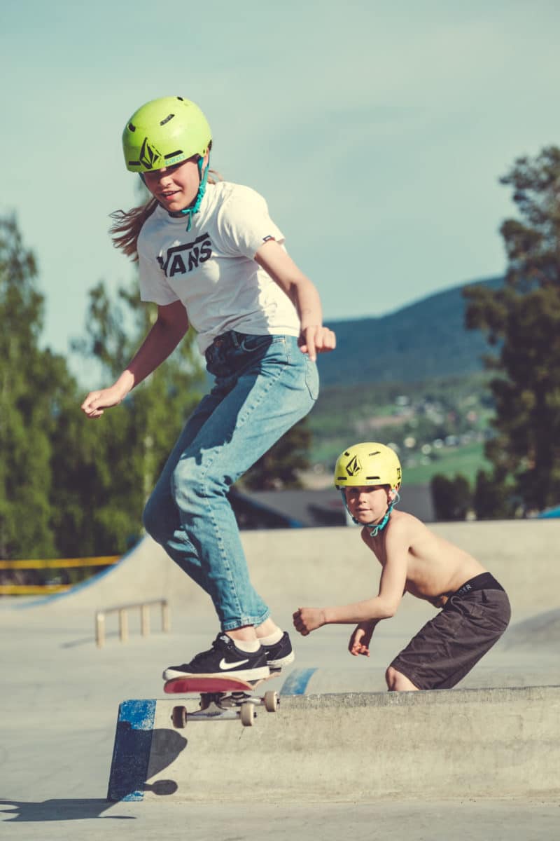 Gutt og jente på skateboard Vinstra skate og pumptrack - Foto: Bård Gundersen/Tverga