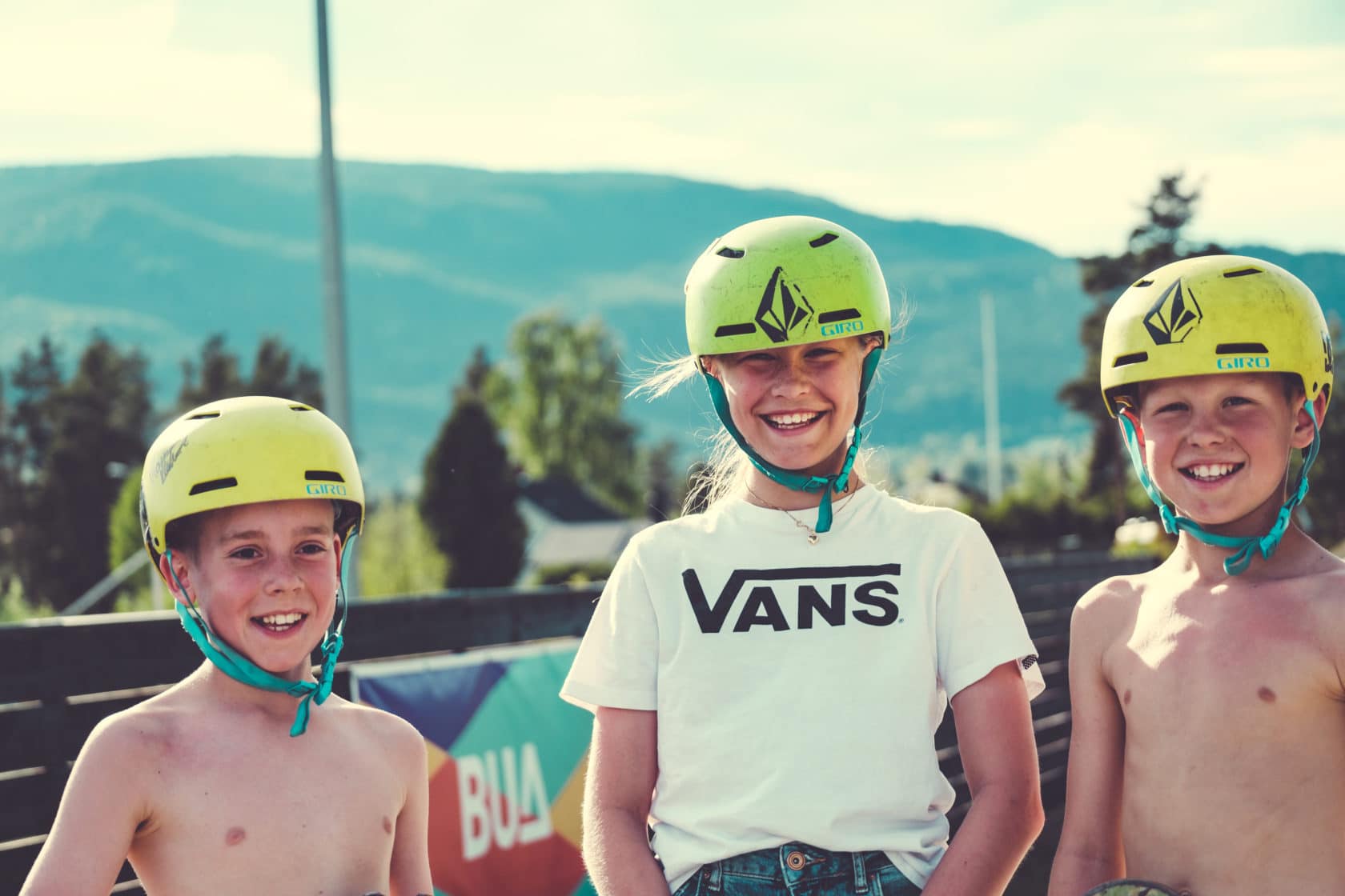 Blide kids med skateboard hjelm, Vinstra skate og pumptrack - Foto: Bård Gundersen/Tverga